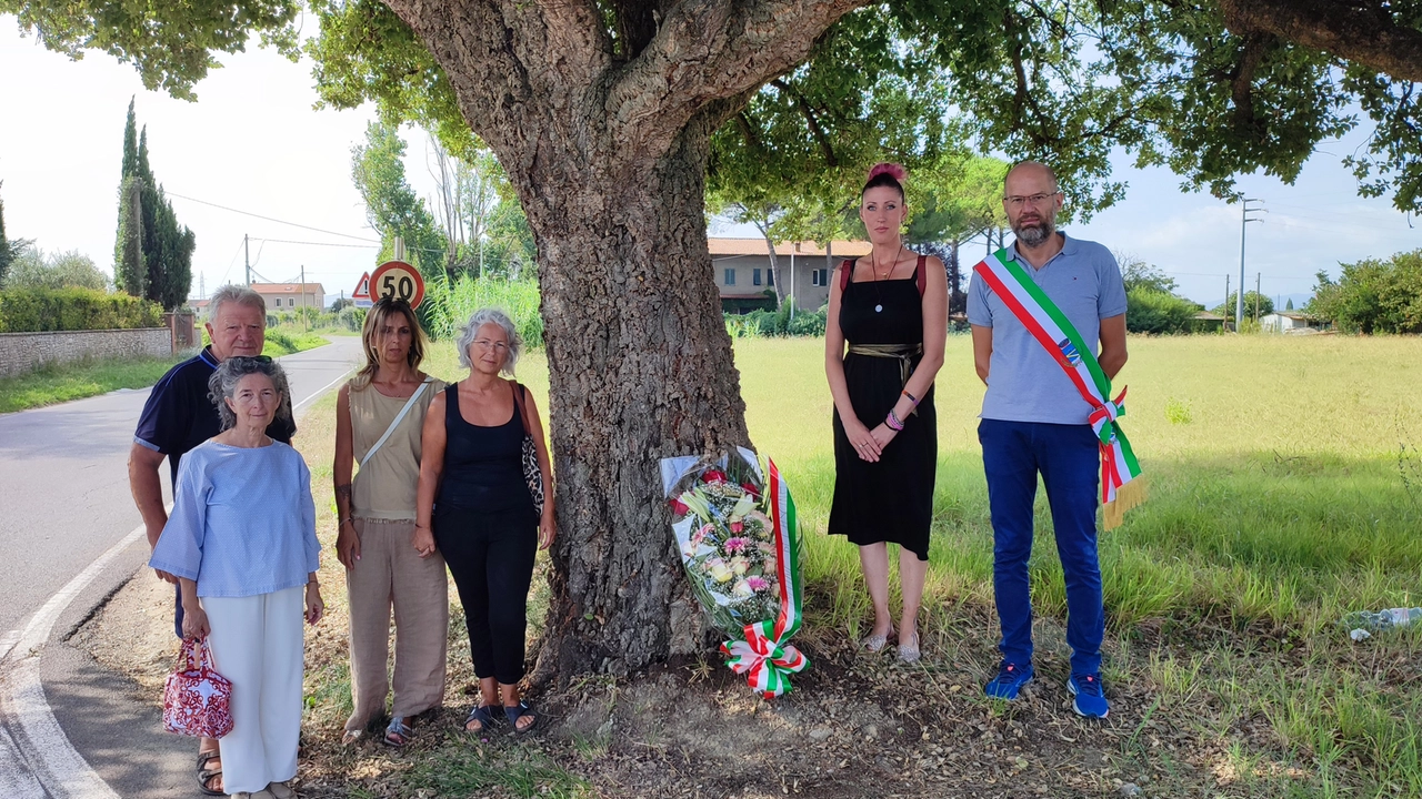 Il sindaco Michelangelo Betti e l'assessore Guainai durante le celebrazioni Il sindaco Michelangelo Betti e l'assessore Guainai durante le celebrazioni