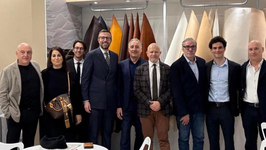 Il primo bilancio della tre giorni milanese che ha chiuso ieri i battenti: parla Michele Matteoli. In visita agli stand delle aziende del distretto anche i sindaci del Comprensorio del Cuoio. Il primo bilancio della tre giorni milanese che ha chiuso ieri i battenti: parla Michele Matteoli. In visita agli stand delle aziende del distretto anche i sindaci del Comprensorio del Cuoio.