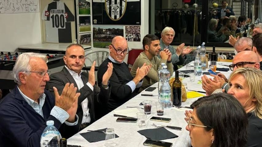 La comunicazione durante una cena nella sede del club Fedelissimi La comunicazione durante una cena nella sede del club Fedelissimi