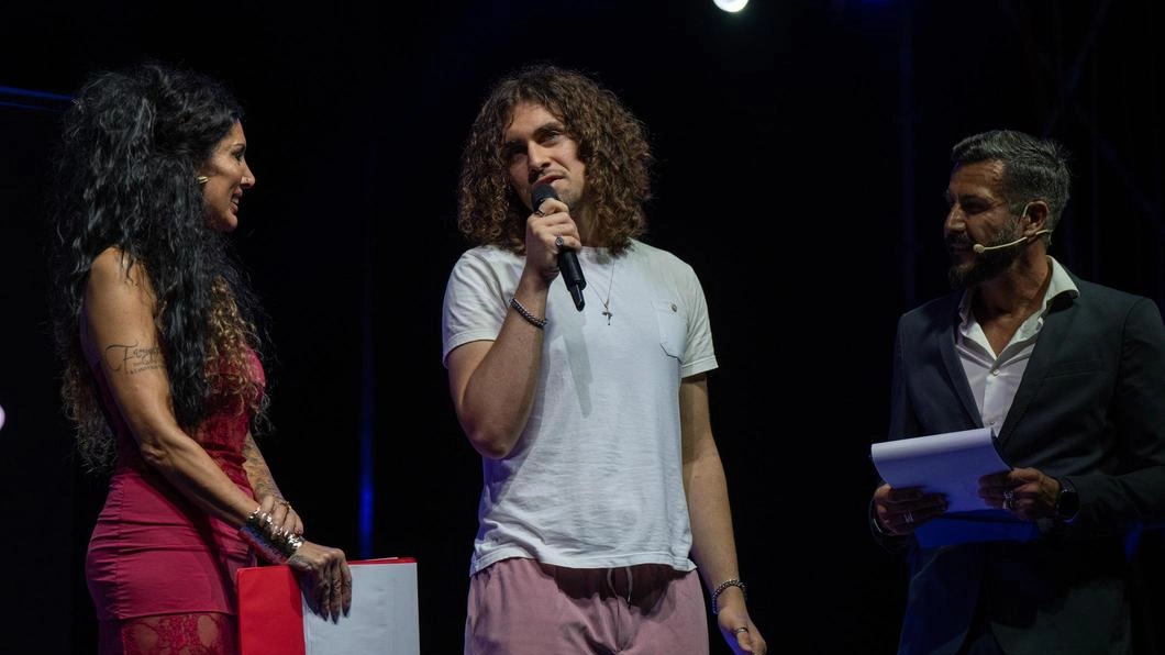 Nuovo appuntamento con la kermesse estiva dedicata agli emergenti. Protagonista della serata Stefano Sani, ospite e membro della giuria. Nuovo appuntamento con la kermesse estiva dedicata agli emergenti. Protagonista della serata Stefano Sani, ospite e membro della giuria.