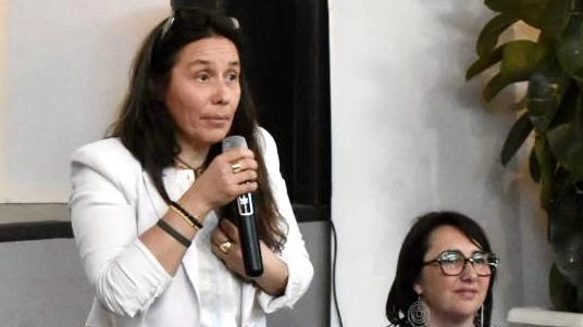 A sinistra il ministro Locatelli nella sala Eden a Grosseto e a destra all’Argentario