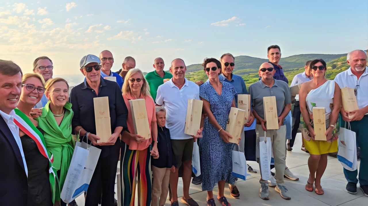 Foto finale sulla terrazza del Golf Club Punta Ala insieme ai premiati