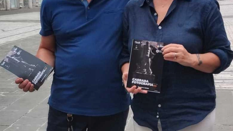 Luca Frola, presidente del Club fotografico apuano, e. Nada Sodini che hanno organizzato la manifestazione in città Luca Frola, presidente del Club fotografico apuano, e. Nada Sodini che hanno organizzato la manifestazione in città