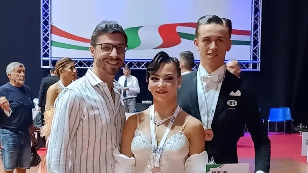 I ballerini del direttore Michael Giuliano in evidenza al Fidesm 2025 di Rimini. Tanti i podi conquistati nelle varie categorie dalle coppie garfagnine. I ballerini del direttore Michael Giuliano in evidenza al Fidesm 2025 di Rimini. Tanti i podi conquistati nelle varie categorie dalle coppie garfagnine.