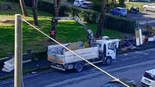 "Basta, via Mulazzo non è una discarica". Lo dicono inferociti i residenti di questo popoloso quartiere di Avenza, che da... "Basta, via Mulazzo non è una discarica". Lo dicono inferociti i residenti di questo popoloso quartiere di Avenza, che da...