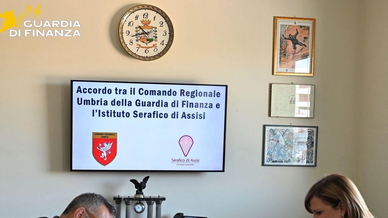 La firma dell’accordo nella sede del Comando regionale Umbria della Guardia di Finanza da parte del generale Francesco Mazzotta e della presidente Francesca Di Maolo La firma dell’accordo nella sede del Comando regionale Umbria della Guardia di Finanza da parte del generale Francesco Mazzotta e della presidente Francesca Di Maolo