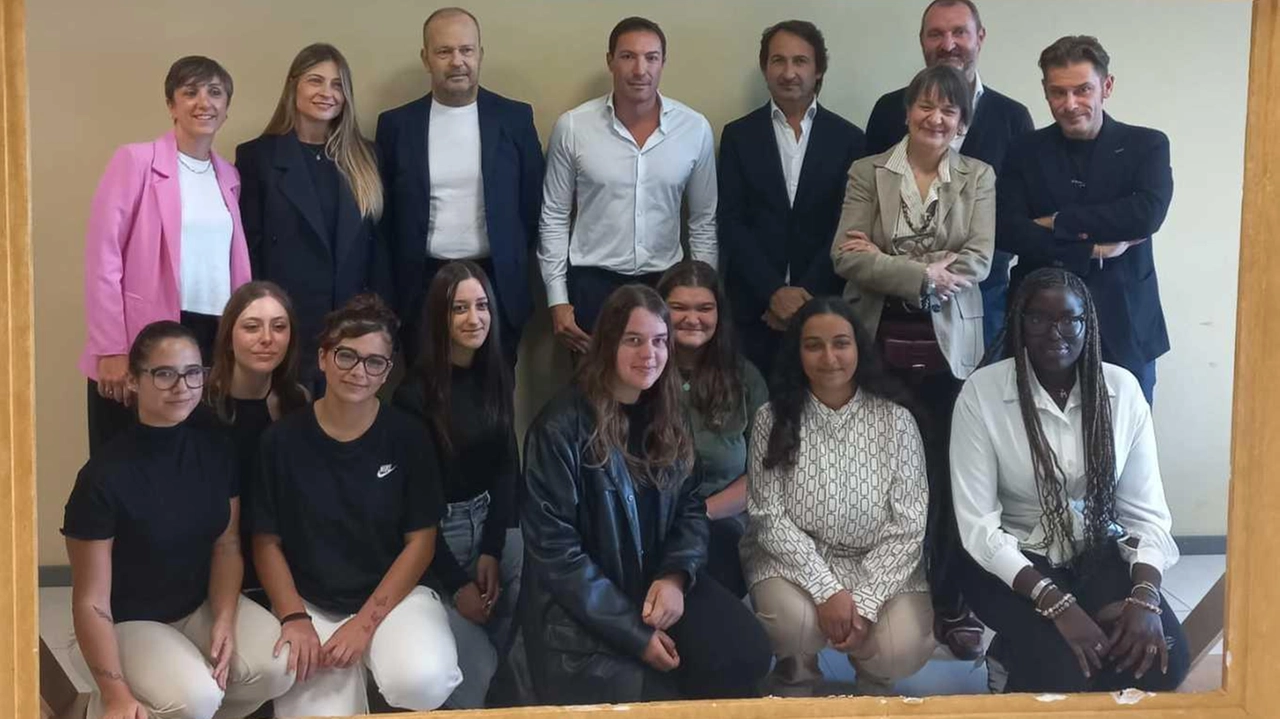 Le studentesse che partecipano al progetto «Adotta una scuola» insieme ai dirigenti di. Lvmh Métiers d’Art e Robans, la preside Missarria e l’assessore Mori Le studentesse che partecipano al progetto «Adotta una scuola» insieme ai dirigenti di. Lvmh Métiers d’Art e Robans, la preside Missarria e l’assessore Mori