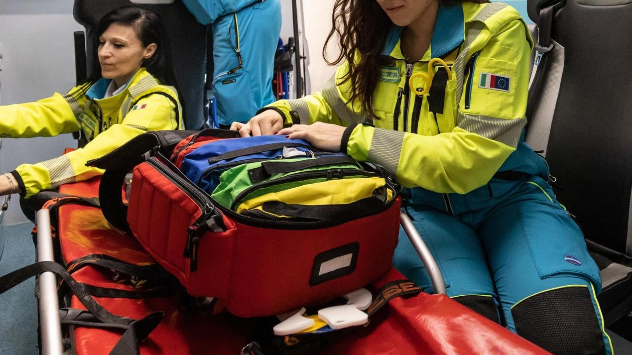 Schianto sull'Autosole ad Arezzo: tre feriti, tra cui una minorenne. Una donna di 62 anni in condizioni gravi trasferita a Firenze. Incidente causa rallentamenti, evidenzia necessità terza corsia. Schianto sull'Autosole ad Arezzo: tre feriti, tra cui una minorenne. Una donna di 62 anni in condizioni gravi trasferita a Firenze. Incidente causa rallentamenti, evidenzia necessità terza corsia.