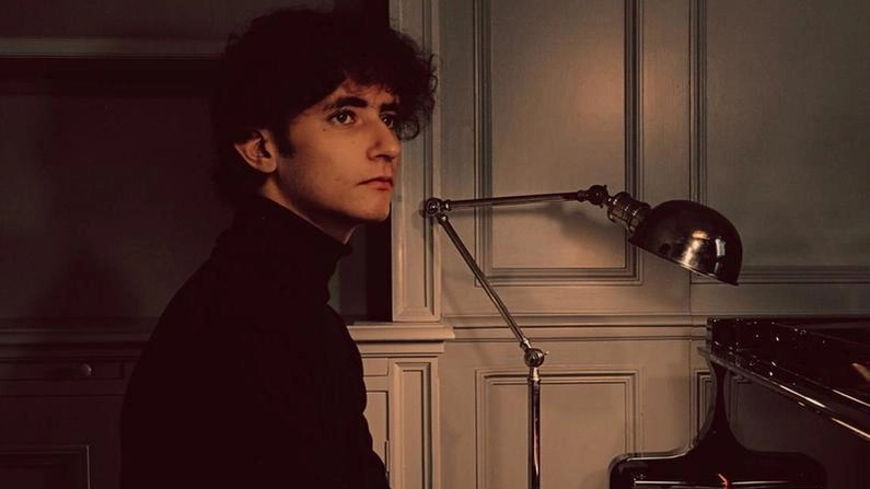 Sebastian Emilio Suvini, 19 anni, oggi alle 18 salirà sul palco dell’aula magna del Polo Bianciardi per il terzo appuntamento del festival «Giovani in Musica» Sebastian Emilio Suvini, 19 anni, oggi alle 18 salirà sul palco dell’aula magna del Polo Bianciardi per il terzo appuntamento del festival «Giovani in Musica»