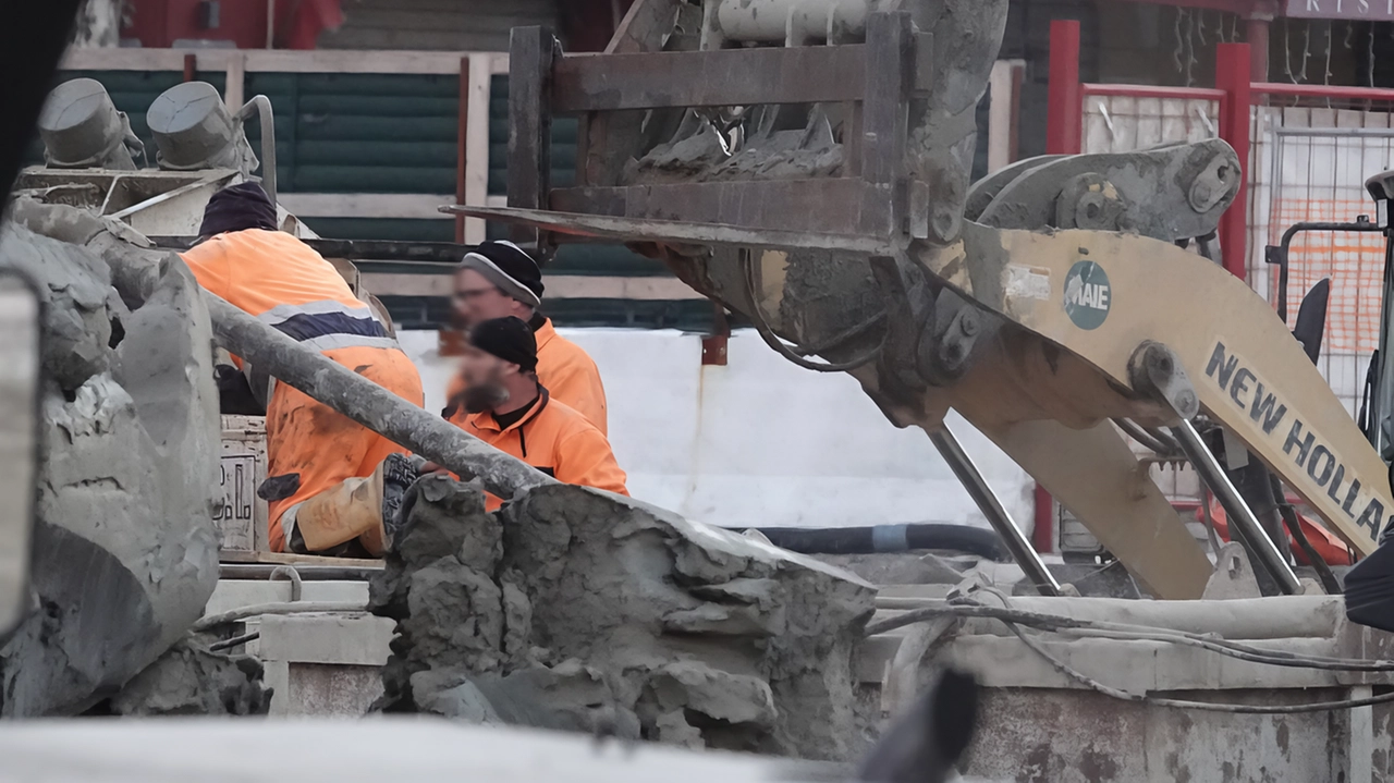 Sono arrivati alle battute finali i lavori per la completa riqualificazione di piazza Amendola: ora non resta che l’inaugurazione Sono arrivati alle battute finali i lavori per la completa riqualificazione di piazza Amendola: ora non resta che l’inaugurazione