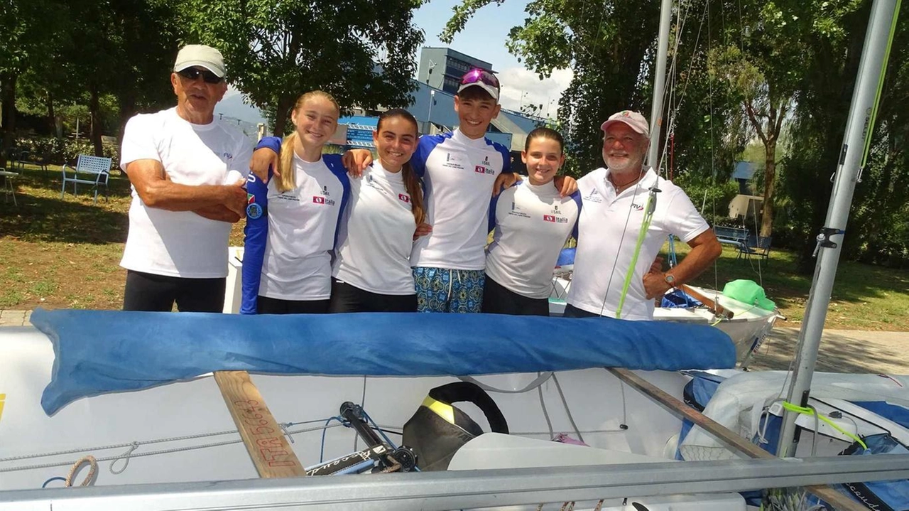Il passaggio pedonale sul lago è diventato l’ingresso privilegiato del Festival "Però così si sbarra anche l’unico canale nautico di accesso al Massaciuccoli". E il presidente del circolo Bertolani chiede un incontro con il sindaco. Il passaggio pedonale sul lago è diventato l’ingresso privilegiato del Festival "Però così si sbarra anche l’unico canale nautico di accesso al Massaciuccoli". E il presidente del circolo Bertolani chiede un incontro con il sindaco.