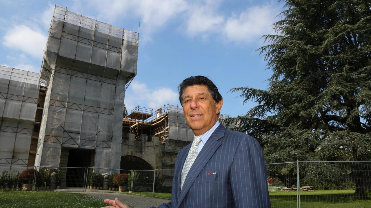 Alfredo Lowenstein davanti al castello in una foto del 2017 (FotocronacheGermogli) Alfredo Lowenstein davanti al castello in una foto del 2017 (FotocronacheGermogli)