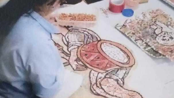 I ragazzi del centro diurno di Cerbaiola al lavoro per la realizzazione dei mosaici che riproducono il lavoro delle fiascaie di Castelfiorentino