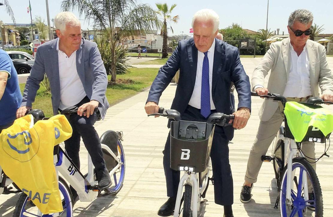 https://www.lanazione.it/image-service/view/acePublic/alias/contentid/YzRmYjNmY2UtODQ5NC00/0/ecco-la-nuova-ciclovia-tirrenica-oltre-un-milione-di-euro-di-restyling.jpeg