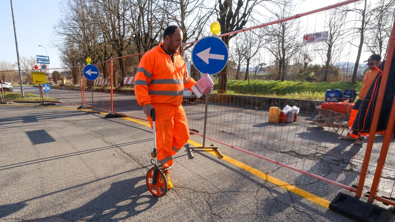 Un operai nel piazzale Kennedy a Scandicci Un operai nel piazzale Kennedy a Scandicci