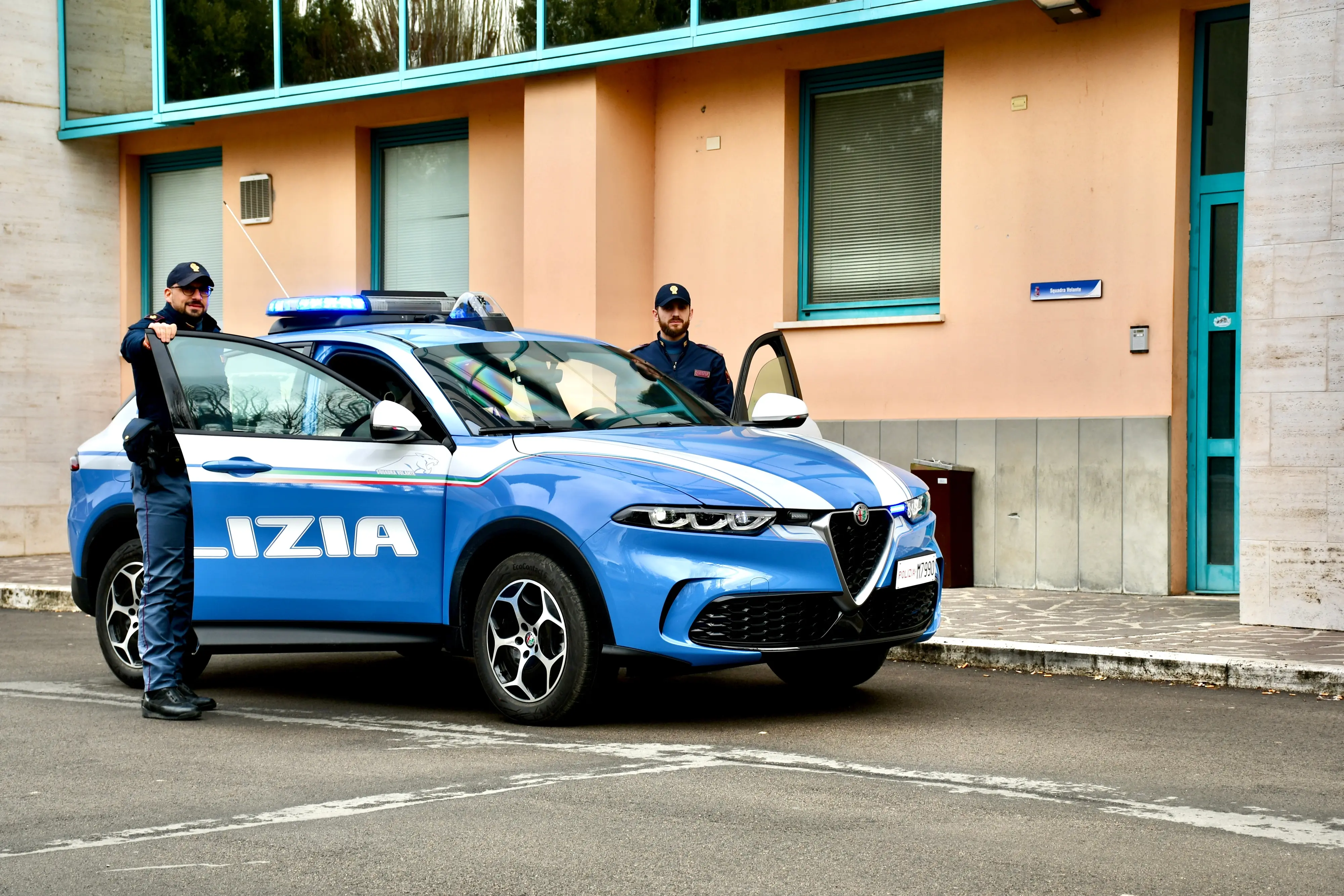 Rissa e rapina fuori dal locale. Arrestato 19enne con una pistola, denunciati due minorenni