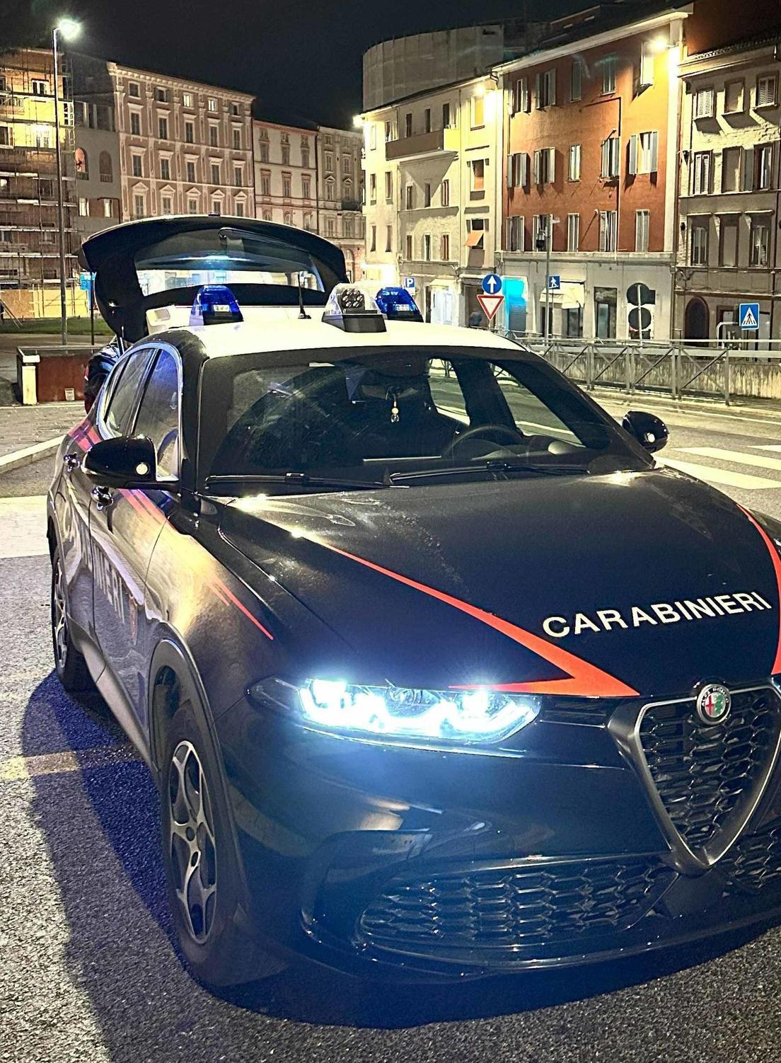 https://www.lanazione.it/image-service/view/acePublic/alias/contentid/YzU0YmFjOWQtZGU0Zi00/0/folle-fuga-nella-notte-speronano-carabinieri-un-doppio-arresto.jpeg?f=1.91:1&w=1200