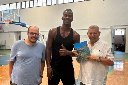 Butler riceve dal sindaco Arturo Cerulli la pubblicazione che racconta Porto Santo Stefano e l'Argentario