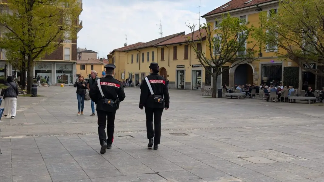 Tenta di rubare vestiti per un valore di 100 euro, 21enne arrestato dai carabinieri