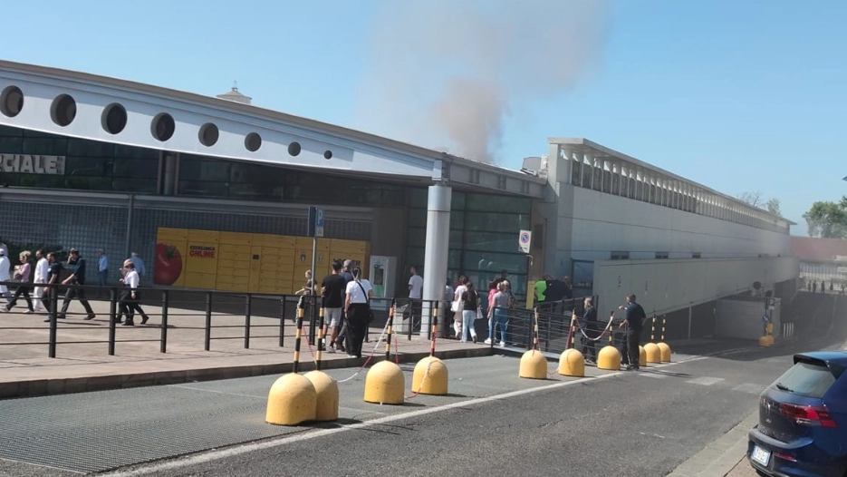 L'incendio al centro commerciale Esselunga di Sesto Fiorentino