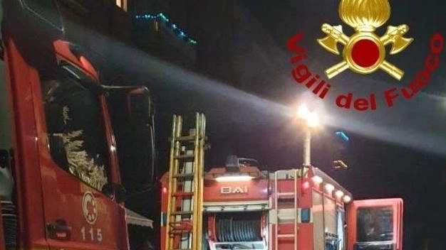 I vigili del fuoco hanno messo in salvo i due e domato l’incendio I vigili del fuoco hanno messo in salvo i due e domato l’incendio