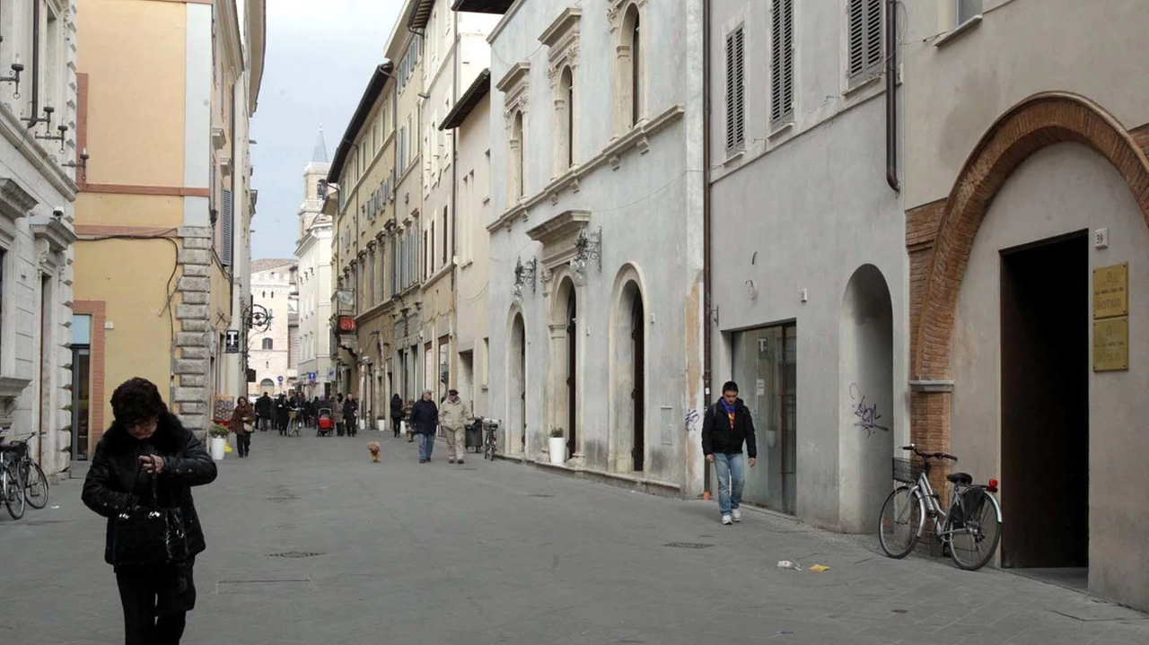 Il nodo dei. negozi chiusi e dello spopolamento Il nodo dei. negozi chiusi e dello spopolamento
