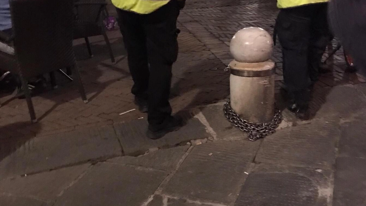 Il servizio di vigilanza con steward a Pisa nella piazza Chiara Gambacorti suscita polemiche tra i consiglieri comunali per la mancanza di trasparenza e l'eccessiva misura. Il servizio di vigilanza con steward a Pisa nella piazza Chiara Gambacorti suscita polemiche tra i consiglieri comunali per la mancanza di trasparenza e l'eccessiva misura.