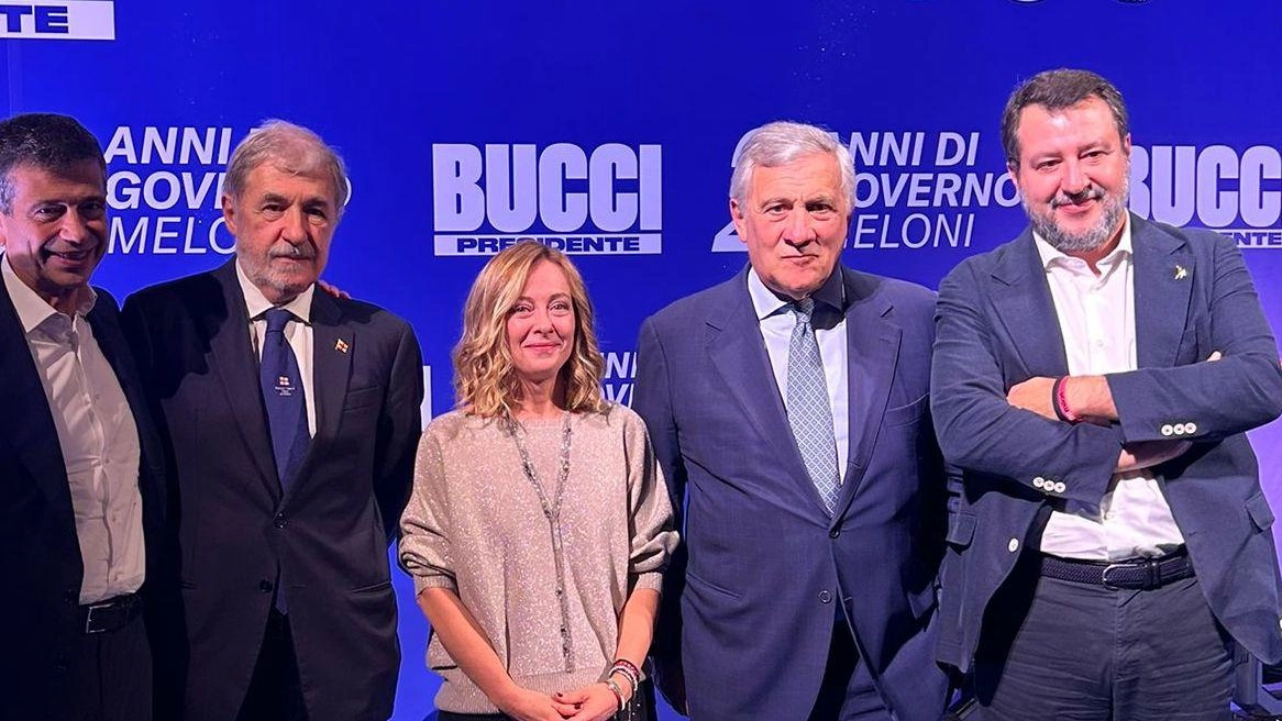Nella foto sopra, i leader del centrodestra assieme al candidato alla presidenza regionale, Marco Bucci. Nella foto. sotto, i maggiorenti dei partiti di centrosinistra che compongono il campo largo assieme al candidato Andrea Orlando Nella foto sopra, i leader del centrodestra assieme al candidato alla presidenza regionale, Marco Bucci. Nella foto. sotto, i maggiorenti dei partiti di centrosinistra che compongono il campo largo assieme al candidato Andrea Orlando