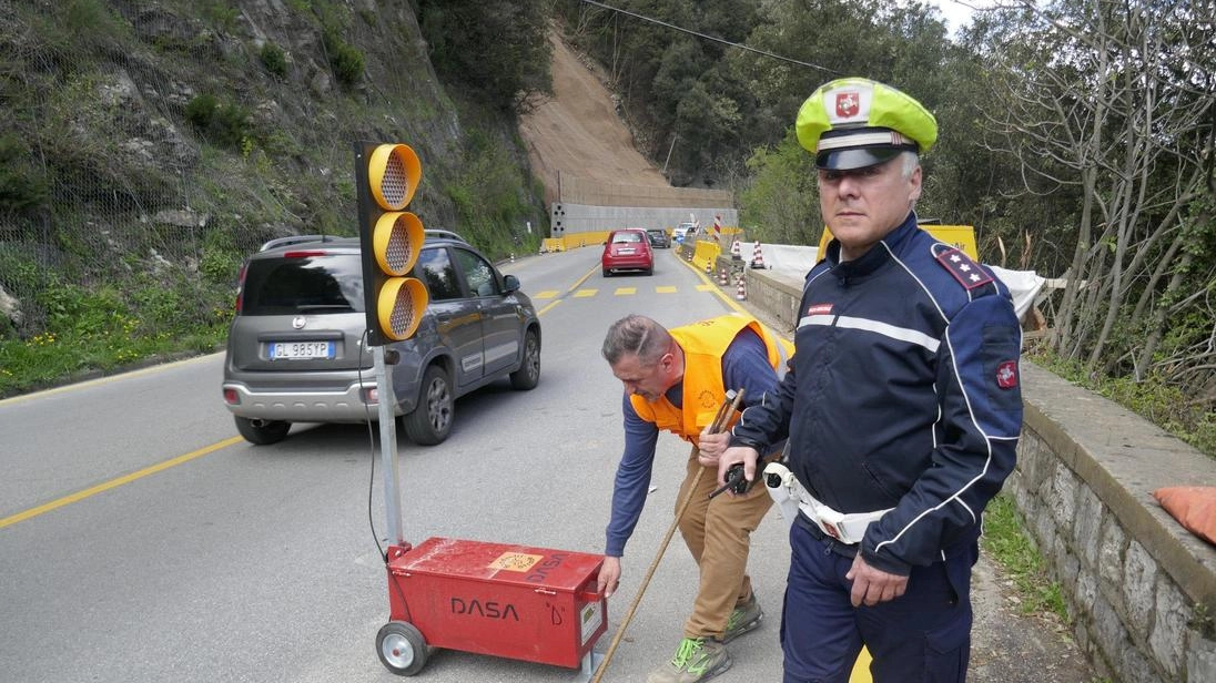 Il traffico regolato da semaforo sulla 325 dopo la frana del marzo scorso Il traffico regolato da semaforo sulla 325 dopo la frana del marzo scorso