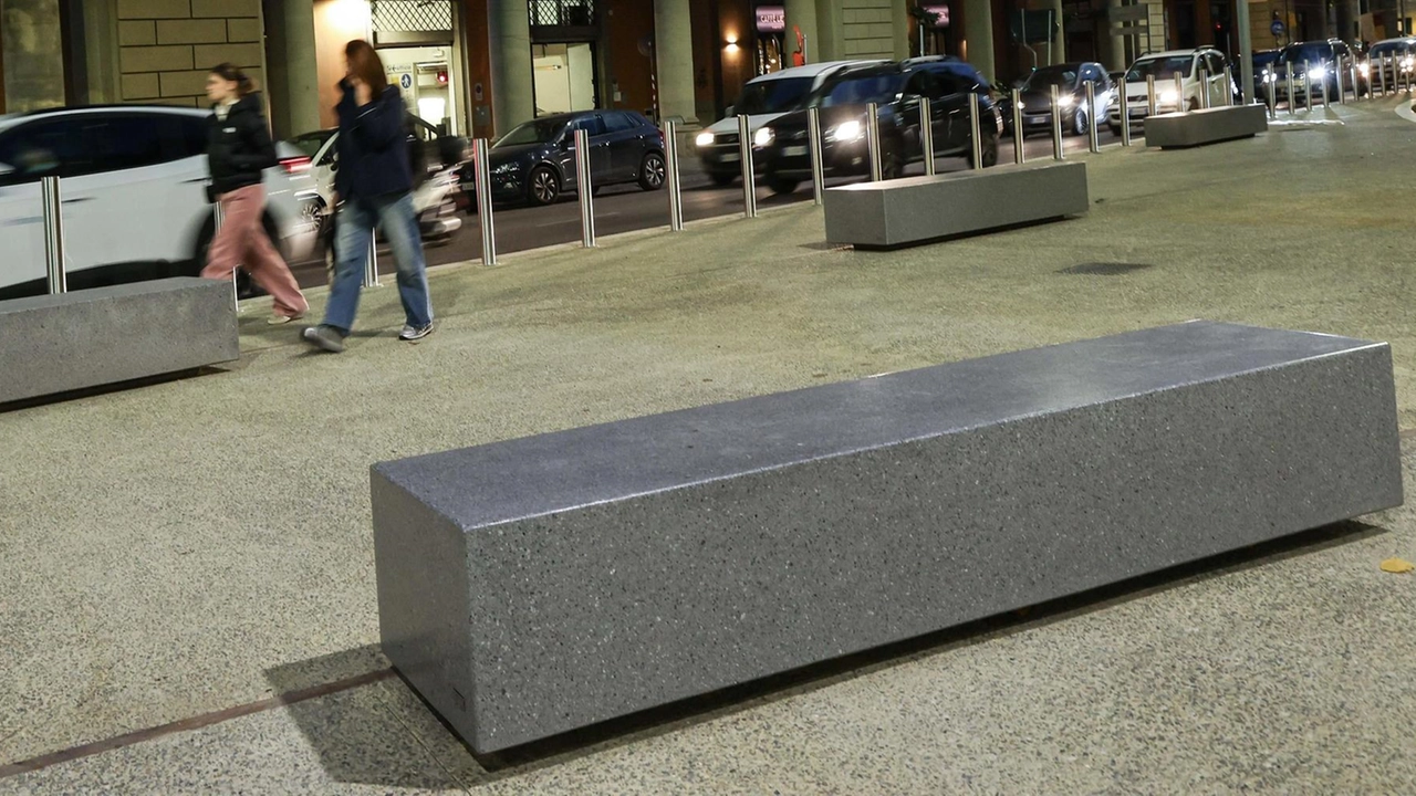 L’intervento non piace a nessuno: "Panchine? Pensavo fossero manufatti del cantiere...". Il problema delle isole di calore: "In estate saranno roventi, questo progetto è nato male". L’intervento non piace a nessuno: "Panchine? Pensavo fossero manufatti del cantiere...". Il problema delle isole di calore: "In estate saranno roventi, questo progetto è nato male".