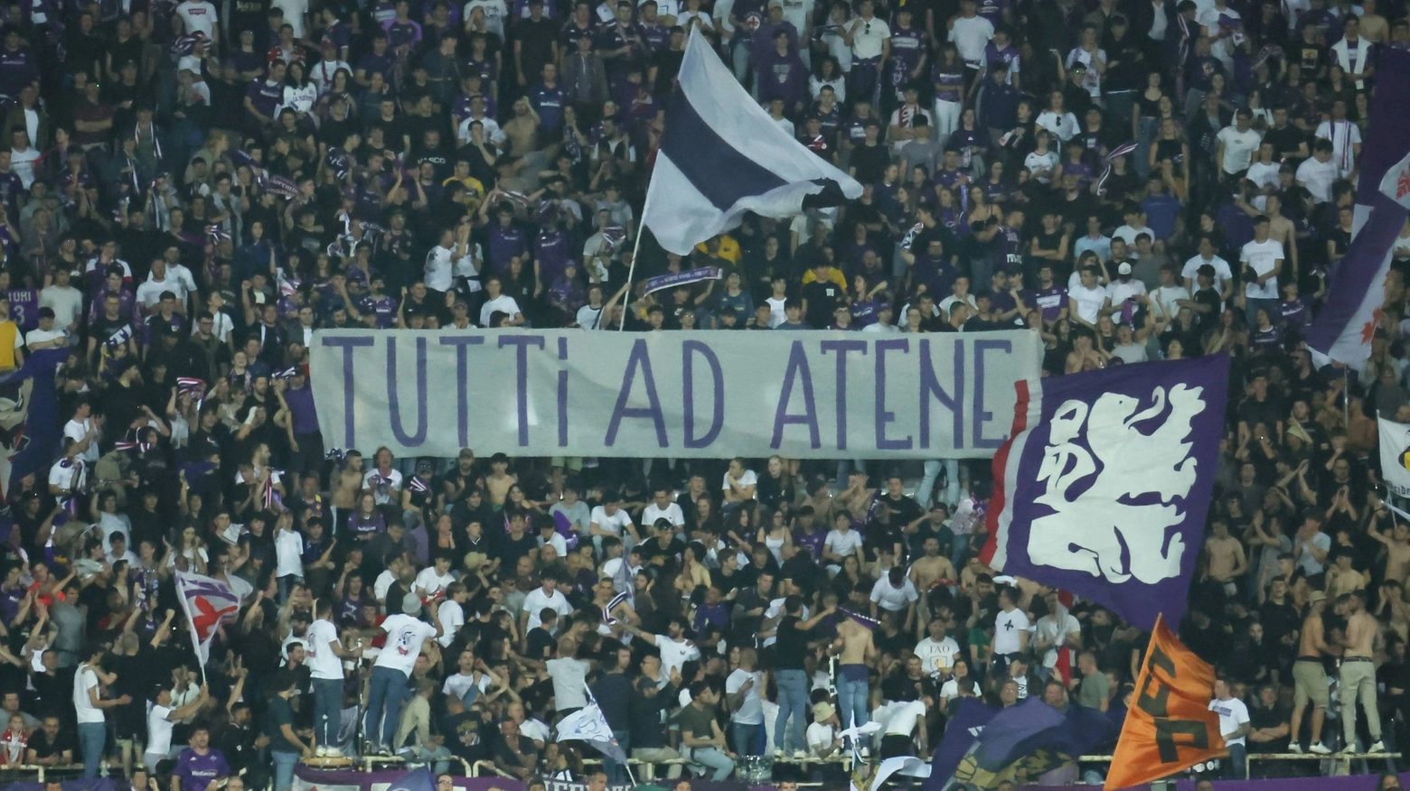 I tifosi della Fiorentina si muovono per la trasferta dell'anno ad Atene, anche se le difficoltà negli spostamenti non mancano. Intanto si va verso il pienone venerdì sera contro il Napoli