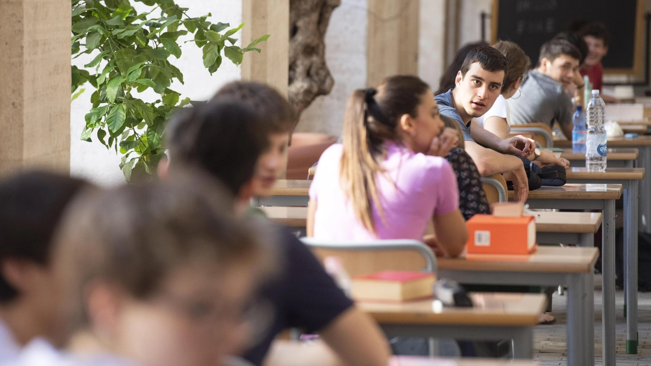 I docenti scrivono al ministro Valditara per chiedere climatizzazione adeguata in vista dell’esame di maturità (foto Ansa di repertorio) I docenti scrivono al ministro Valditara per chiedere climatizzazione adeguata in vista dell’esame di maturità (foto Ansa di repertorio)