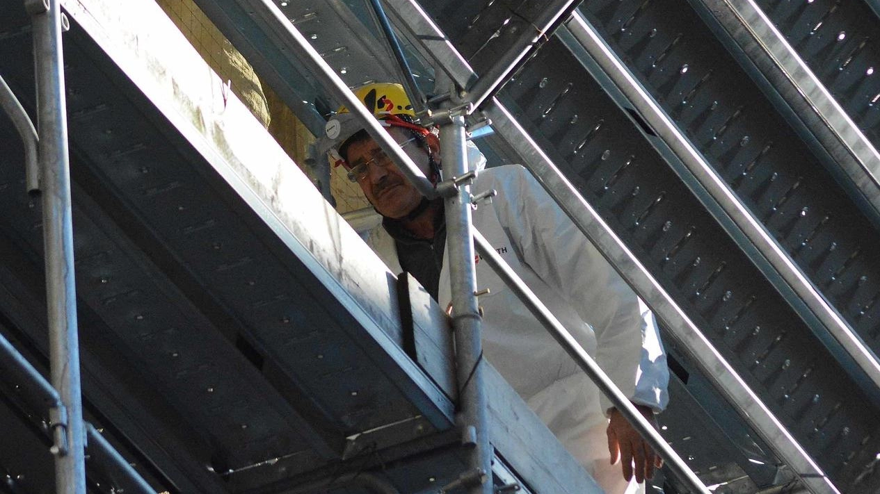 Gli specialisti del restauro e un pool di tecnici lavorano senza sosta sui ponteggi che proteggono la facciata della Pieve dopo il distacco di alcune parti delle colonnine nel 2023 Il cantiere sarà chiuso entro Natale Gli specialisti del restauro e un pool di tecnici lavorano senza sosta sui ponteggi che proteggono la facciata della Pieve dopo il distacco di alcune parti delle colonnine nel 2023 Il cantiere sarà chiuso entro Natale