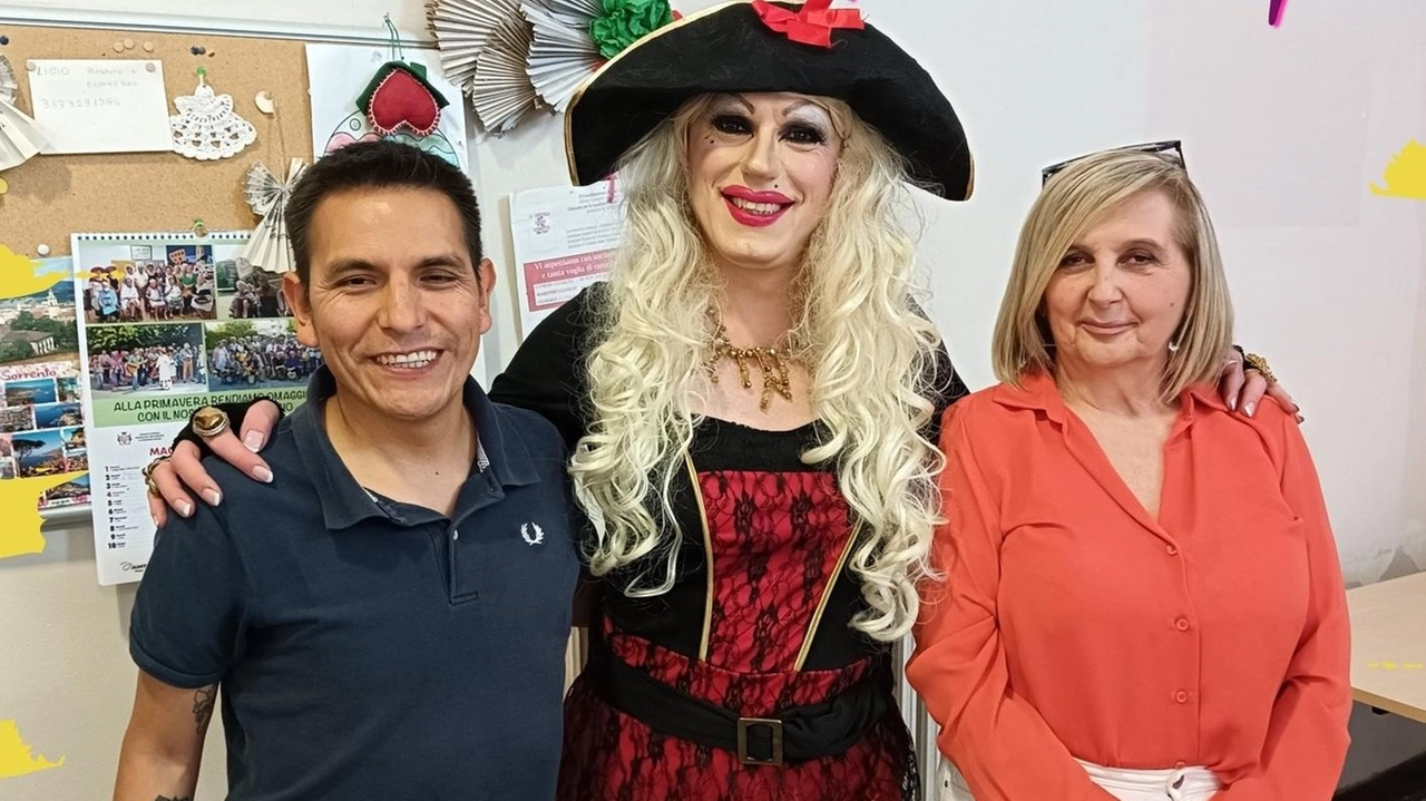 . Drag Queen Dalidame con il sindaco Gilda Diolaiuti e l’assessore Abel Pellegrini hanno presentato l’iniziativa . Drag Queen Dalidame con il sindaco Gilda Diolaiuti e l’assessore Abel Pellegrini hanno presentato l’iniziativa