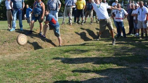 Lancio della ruzzola. Campionato italiano tra sport e tradizione