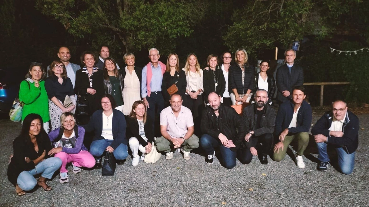 Prima e dopo: il. gruppo nella stessa posa della foto storica Prima e dopo: il. gruppo nella stessa posa della foto storica