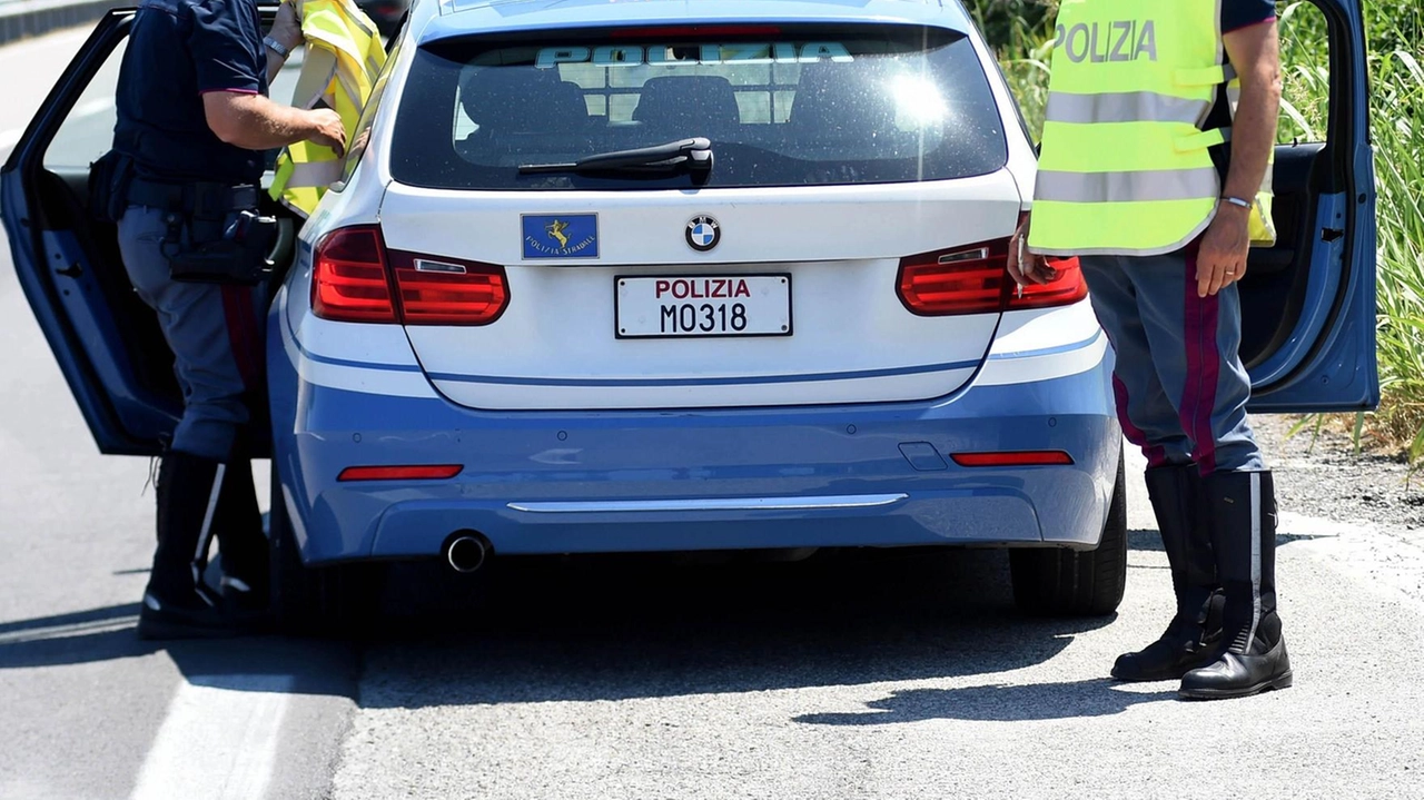 Due siciliani sono stati arrestati a La Spezia per il possesso di documenti falsi e il noleggio di un'auto di lusso in Francia. L'arresto è avvenuto dopo un inseguimento sulla A12. Le indagini potrebbero rivelare un traffico più ampio di auto di lusso. Due siciliani sono stati arrestati a La Spezia per il possesso di documenti falsi e il noleggio di un'auto di lusso in Francia. L'arresto è avvenuto dopo un inseguimento sulla A12. Le indagini potrebbero rivelare un traffico più ampio di auto di lusso.