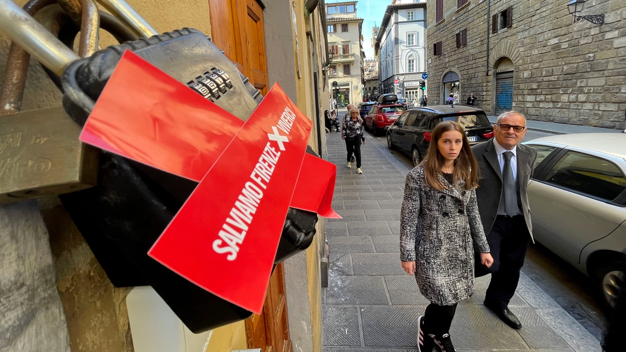 Gli adesivi rossi sulle key box dei palazzi in centro (Foto Marco Mori / New Press Photo)