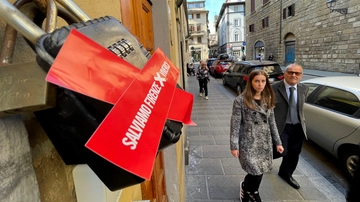 Blitz contro gli affitti brevi a Firenze, key box degli Airbnb coperti con adesivi rossi