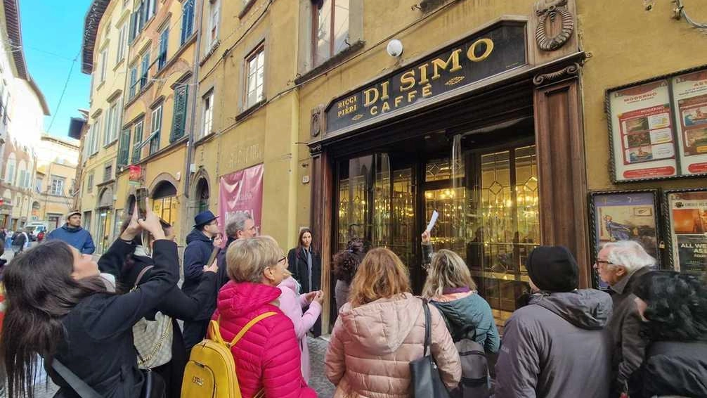 Venerdì scorso ha fatto tappa all’antico Caffè Di Simo anche il Walking Tour pucciniano ideato da Confcommercio Imprese Venerdì scorso ha fatto tappa all’antico Caffè Di Simo anche il Walking Tour pucciniano ideato da Confcommercio Imprese