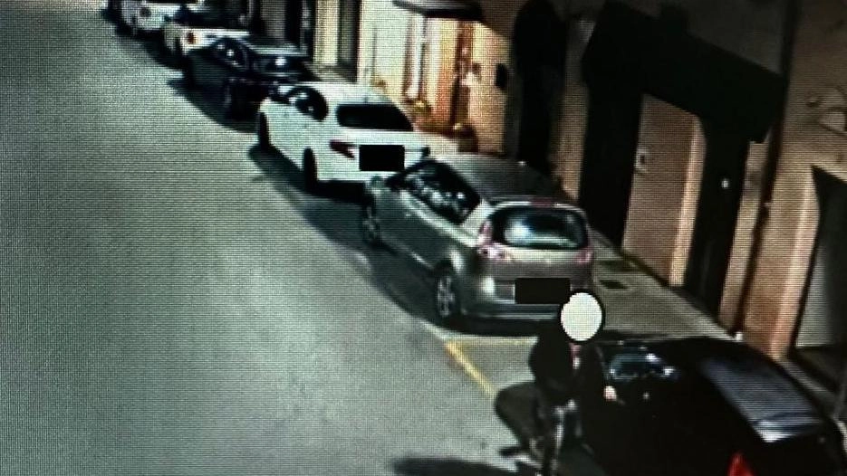In questa immagine, fornita dai carabinieri, viene ripreso uno dei furti messi a segno dal trentenne italiano. Nello specifico siamo a Fornacette e l’auto è stata rubata a una persona disabile In questa immagine, fornita dai carabinieri, viene ripreso uno dei furti messi a segno dal trentenne italiano. Nello specifico siamo a Fornacette e l’auto è stata rubata a una persona disabile