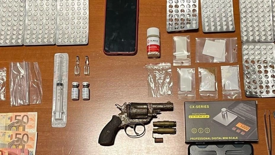 Una parte del materiale sequestrato dai carabinieri tra la casa e l’auto del 29enne di Città della Pieve