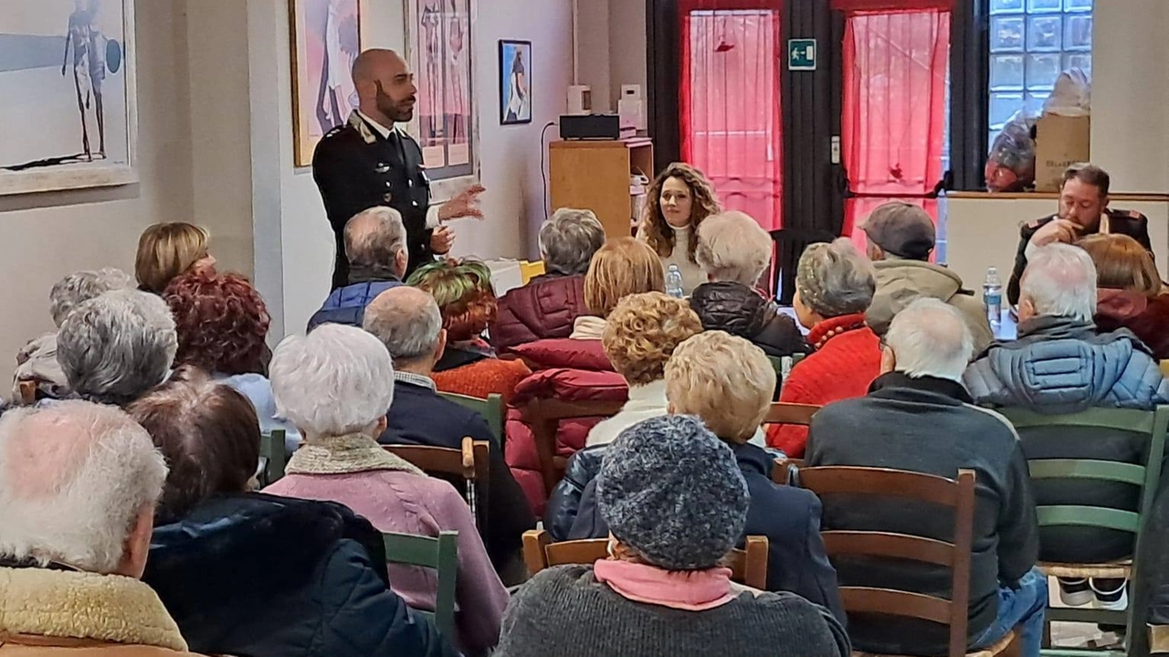 L’incontro nella sede dell’Auser di Castelfiorentino con i carabinieri L’incontro nella sede dell’Auser di Castelfiorentino con i carabinieri