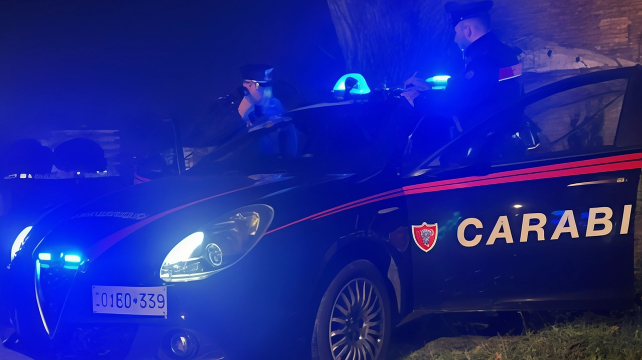 Con un morso stacca la lingua alla compagna incinta, orrore in piazza: giovane donna operata