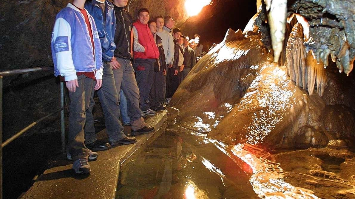 Ogni venerdì, alle 19, a partire dell’11 luglio si terranno le Visite al Buio. Con l’esclusione dei riflettori dell’impianto elettrico, i partecipanti potranno ammirare le bellezze. alla luce delle torce elettriche o degli smartphone individuali Ogni venerdì, alle 19, a partire dell’11 luglio si terranno le Visite al Buio. Con l’esclusione dei riflettori dell’impianto elettrico, i partecipanti potranno ammirare le bellezze. alla luce delle torce elettriche o degli smartphone individuali