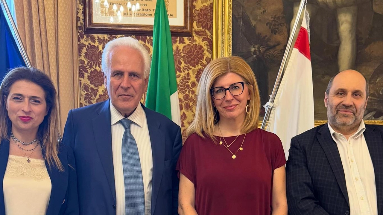 Giuliana Fabbri nuova direttrice sanitaria dell’Aoup,. nuovo direttore amministrativo è Enrico Volpe qui con Belvedere e Giani Giuliana Fabbri nuova direttrice sanitaria dell’Aoup,. nuovo direttore amministrativo è Enrico Volpe qui con Belvedere e Giani