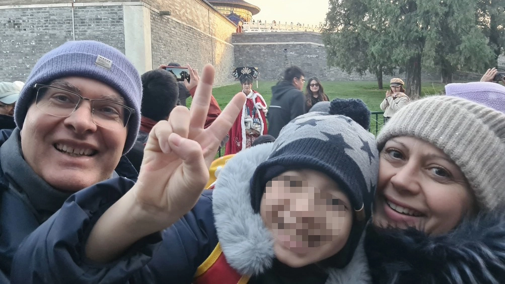 Francesco Zangrillo e Monica Maffei con Simone, il figlio adottivo che hanno atteso dall’inizio del 2020 Francesco Zangrillo e Monica Maffei con Simone, il figlio adottivo che hanno atteso dall’inizio del 2020