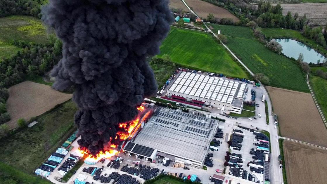 Incendio LucyPlast a Umbertide, diossine sotto i limiti di legge Incendio LucyPlast a Umbertide, diossine sotto i limiti di legge