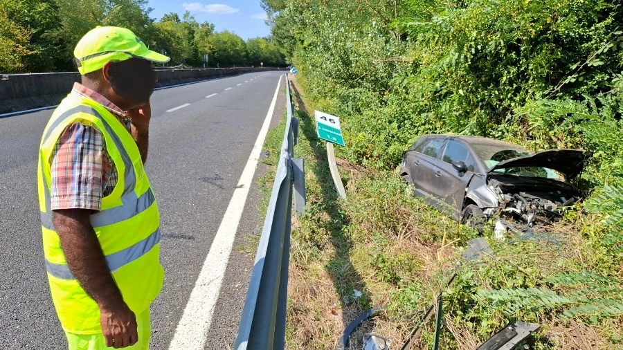 L'auto finita fuori strada a San Casciano (foto Taddei/Germogli)