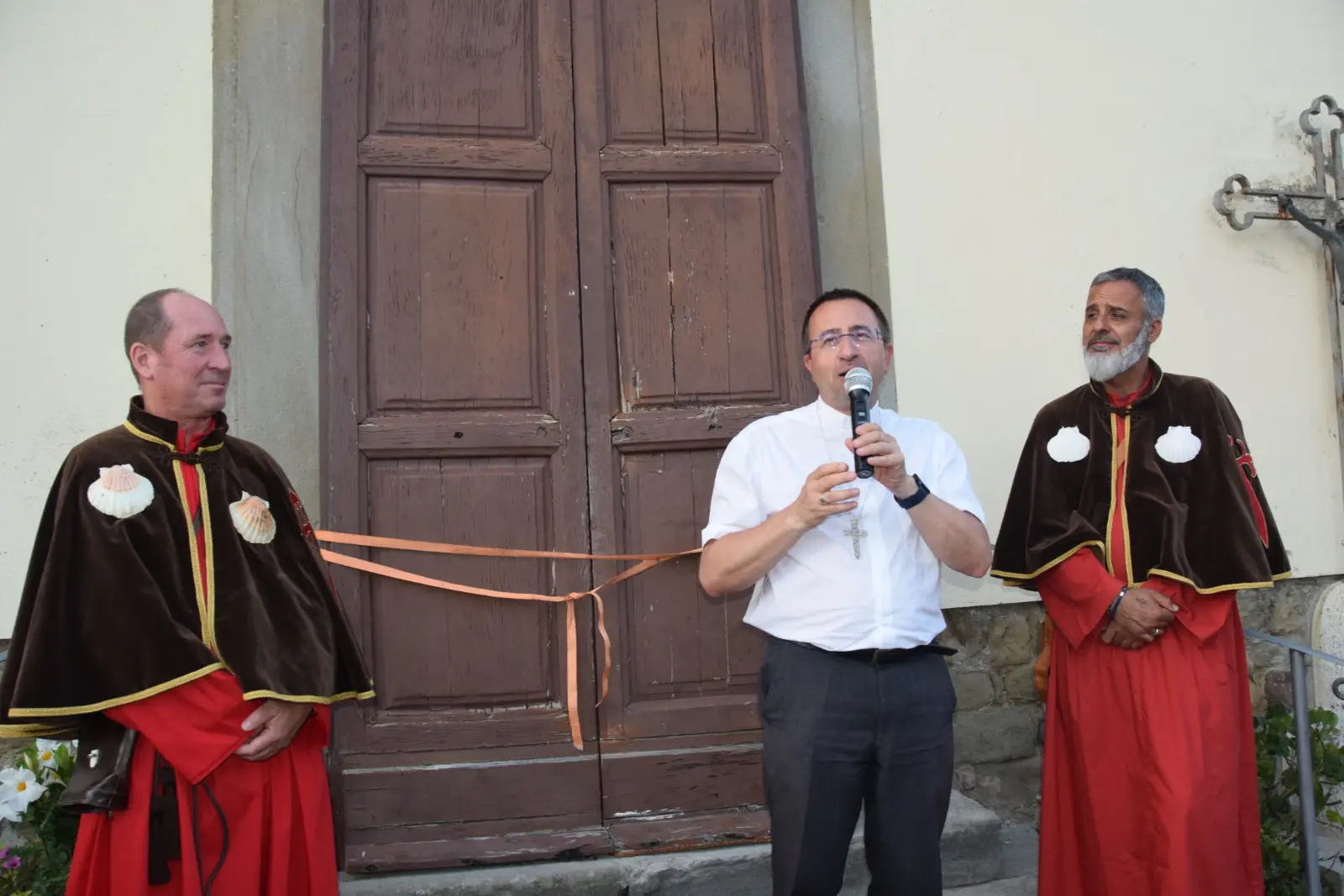 Un nuovo portone per la Pieve della Sassaia